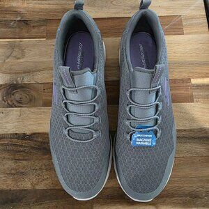 Women's Skechers - Size 9 - NWT- Summits Dazzling Walkers